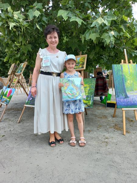 Dziewczynka o dużej artystycznej wrażliwości w posiadaniu obrazu. Bastion Ceglarski 2023